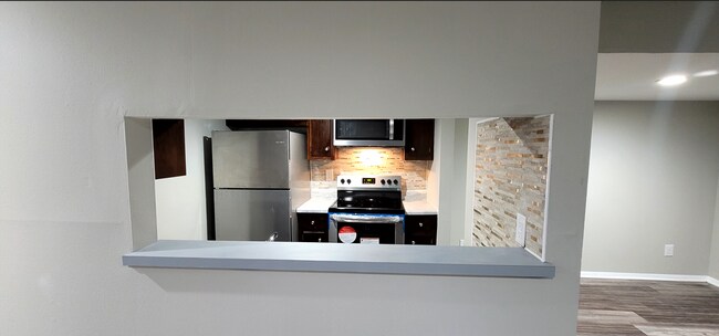 Building Photo - Beutiful 2 bedroom 1 bath apartment