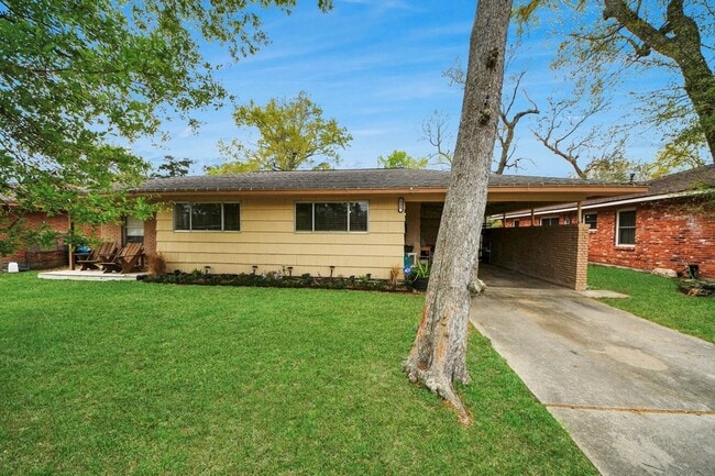 Building Photo - 2806 Oak Dr