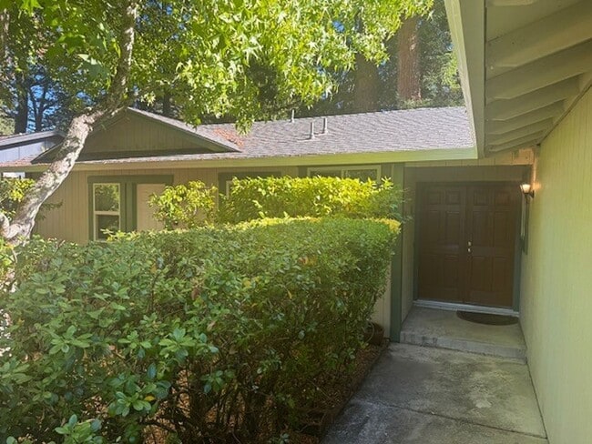 Building Photo - 3 bedroom 2 bath Home with Vaulted Ceiling...