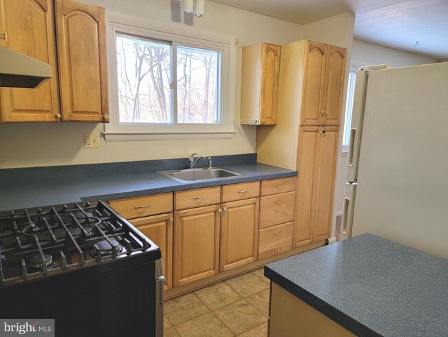 Building Photo - 9810 Hilltop Dr