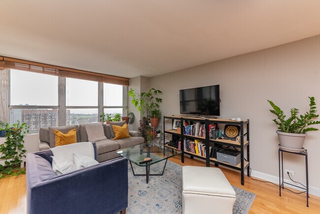 Foto del edificio - 655 W Irving Park Rd
