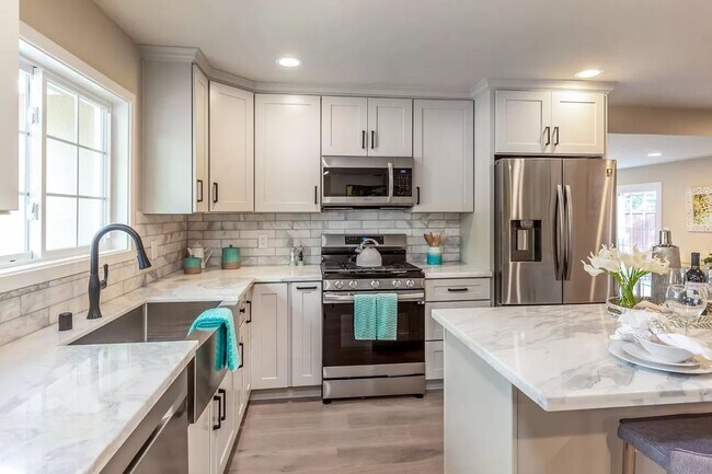 Building Photo - 3BD/2BA – Stunning Remodel, Prime Location...