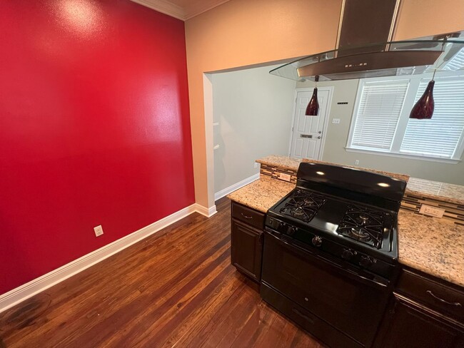 Building Photo - 1 bedroom, 1 bathroom duplex located in Po...