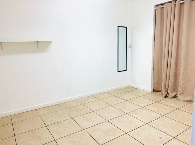 Building Photo - 500 W Oakland Park Blvd