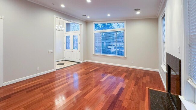 Foto del edificio - 827 Richardson Ct