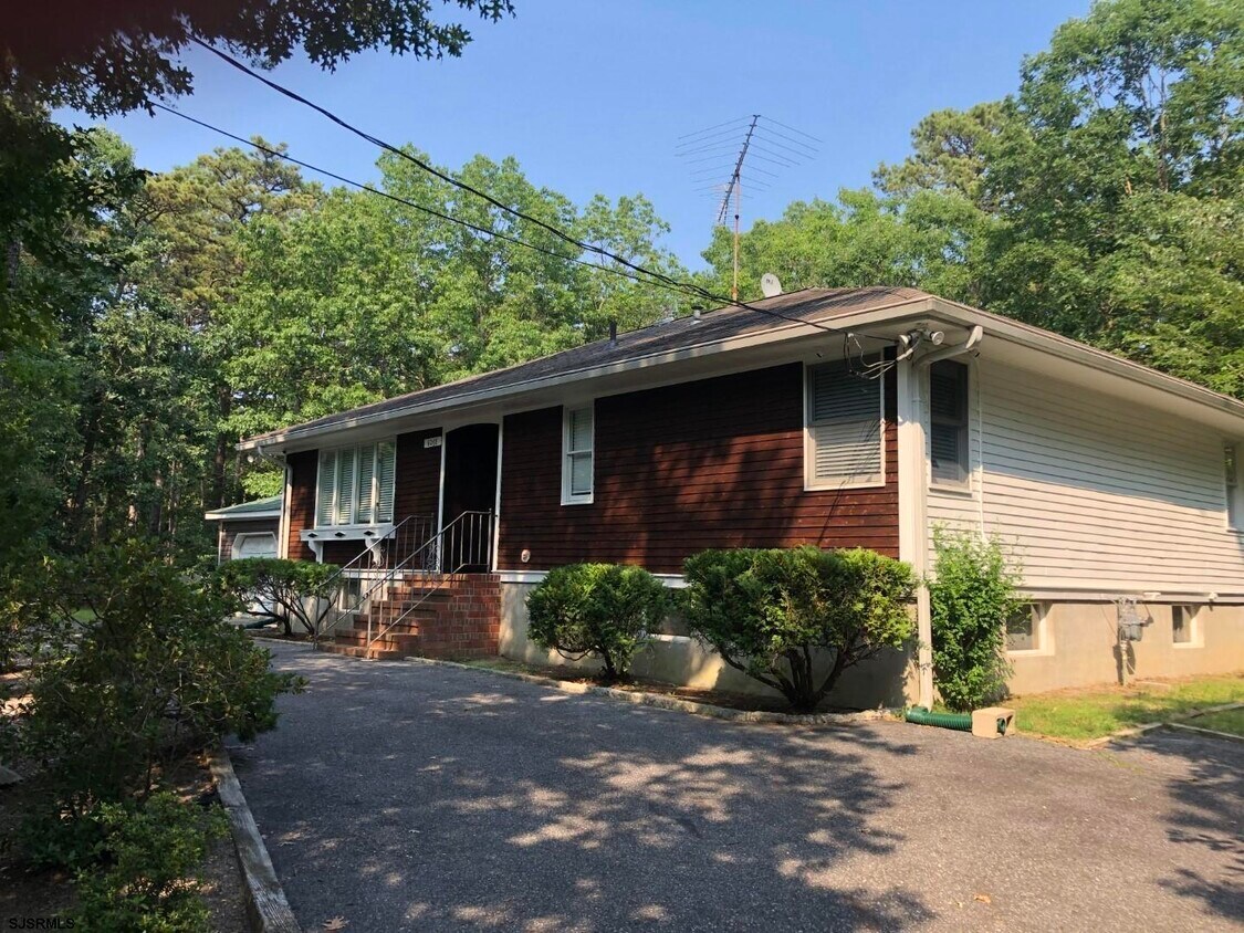 Foto principal - 6068 English Creek Ave