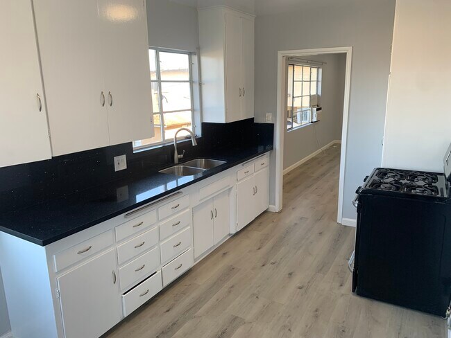 Building Photo - 2711 S Fremont Ave