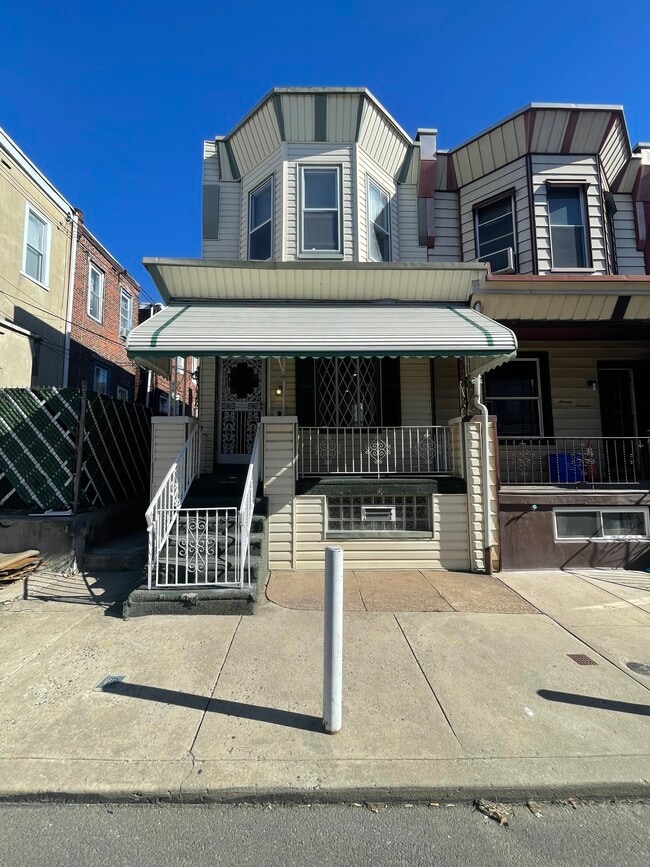 Photo - 1611 S Yewdall St House