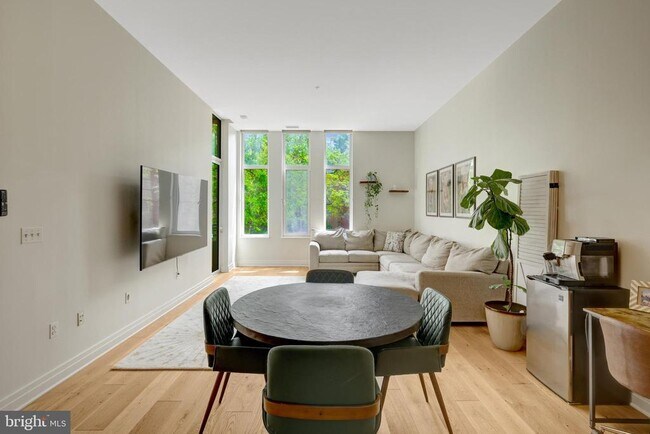 Foto del edificio - 8220 Crestwood Heights Dr