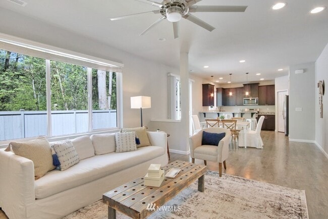 Building Photo - Listed For Rent