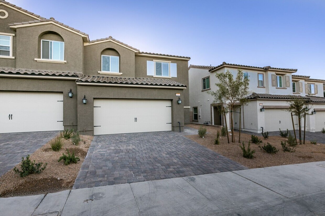 Foto principal - GORGEOUS TOWNHOME*UPGRADED*ALL APPLIANCES*...