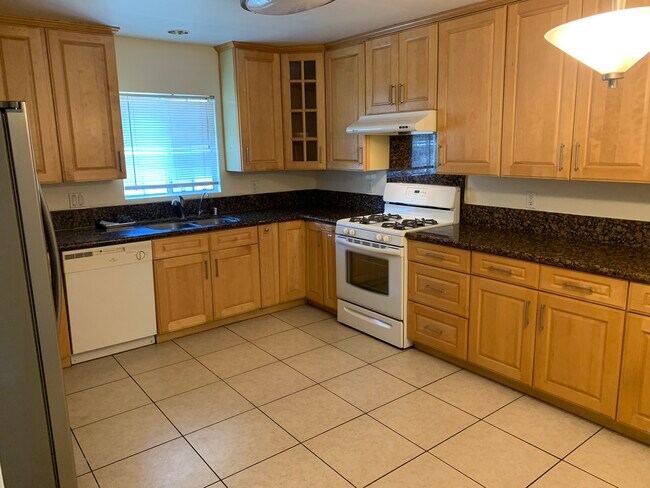 Foto del edificio - 1128 E Emerson Ave