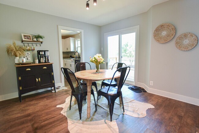 Foto del edificio - Pet Friendly Three Bedroom!