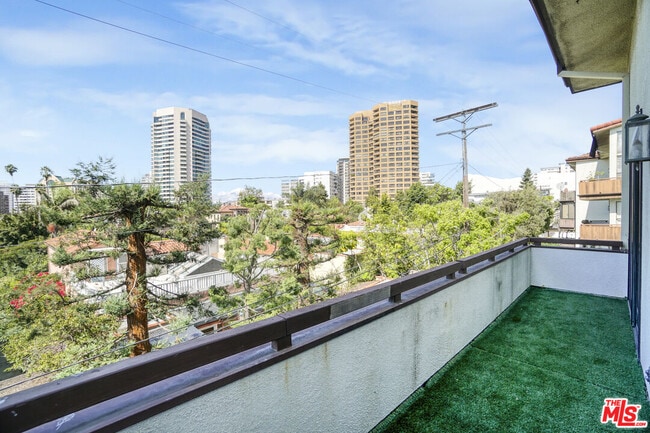 Foto del edificio - 1277 S Beverly Glen Blvd