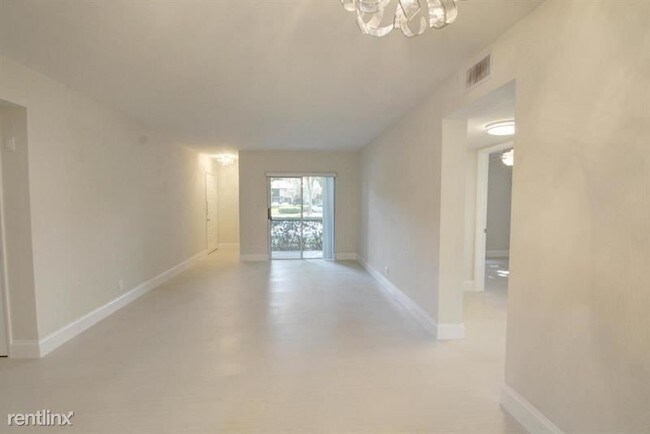 Foto del edificio - 703 Gardens Dr