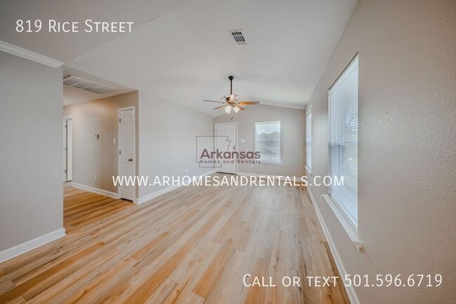 Building Photo - 819 Rice St