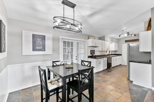 Foto del edificio - 8136 Albatross Rd