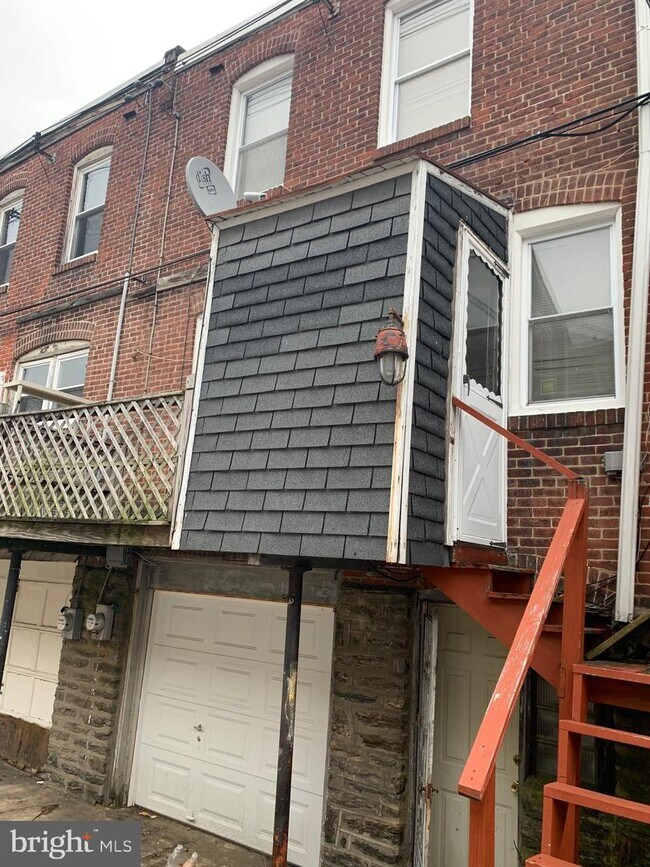 Building Photo - 1111 E Stafford St