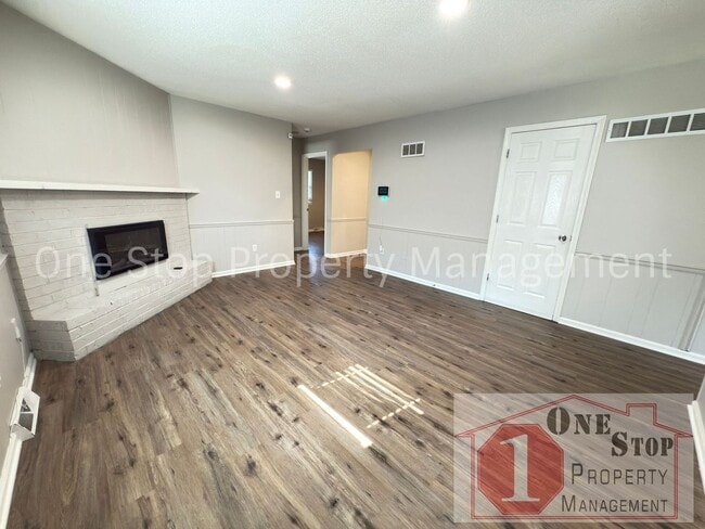Building Photo - 3 Bed /  2 Bath Duplex in Blue Springs!