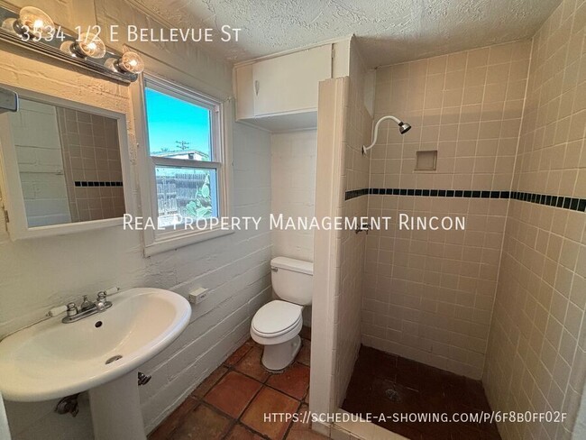 Building Photo - 3534 1/2 E Bellevue St-