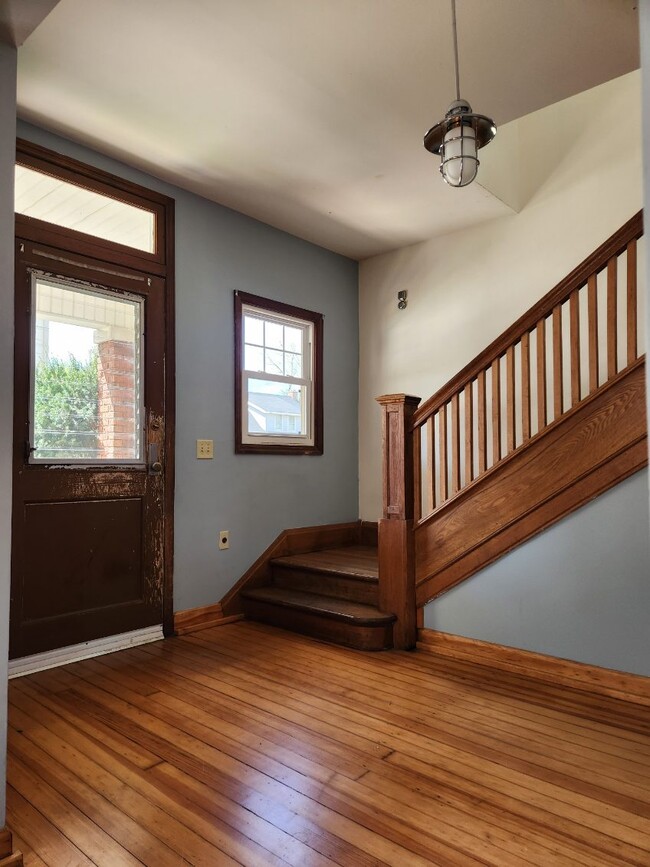 Entryway - 1629 W Main St