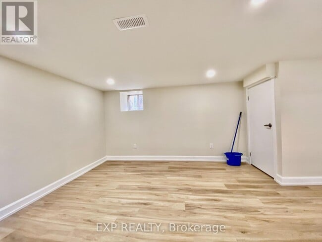 Photo du bâtiment - 158 Hallmark Ave
