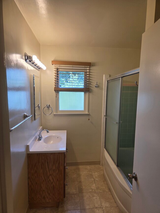 Foto del edificio - 5005 Whitsett Ave