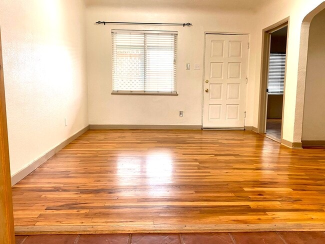 Foto del edificio - 502 Los Arboles Ave NW