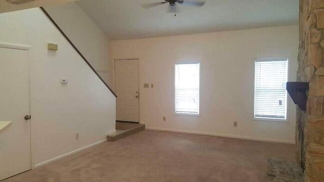 Building Photo - AWESOME 3 BED/2 BATH TOWNHOME W/OPEN FLOOR...