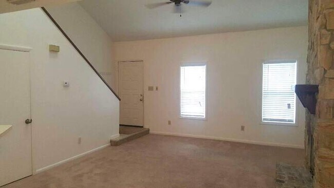 Foto del edificio - AWESOME 3 BED/2 BATH TOWNHOME W/OPEN FLOOR...