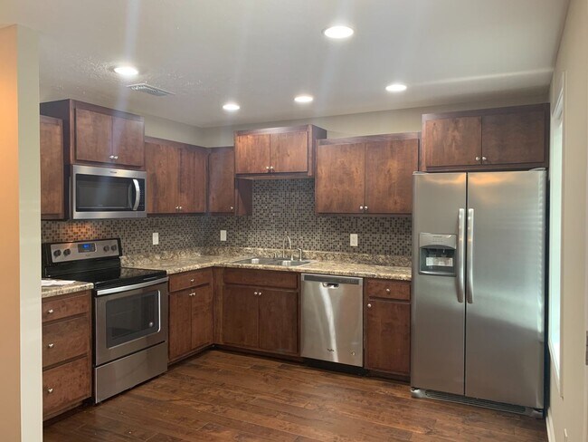 Foto del edificio - 429 Oakwood Rd
