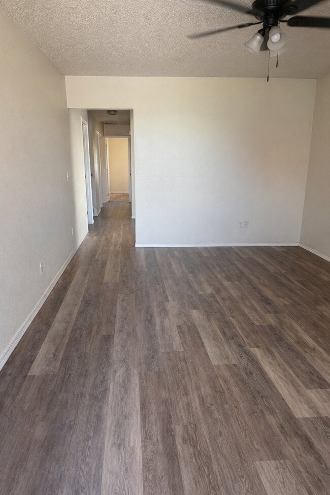 Building Photo - 1305 N Willow Dr