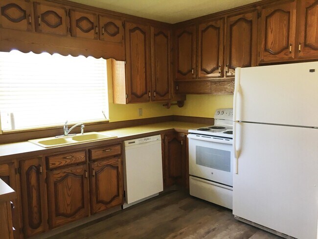 Foto del edificio - 4 bed - 2 bath Charming single family home walking distance to everything!