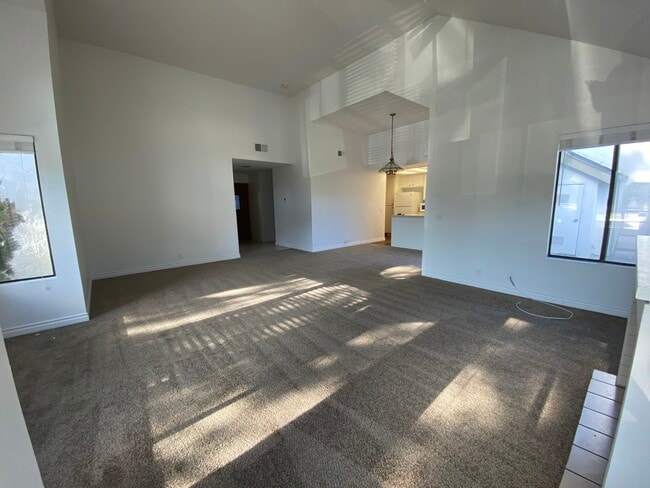 Building Photo - 520 Via De La Valle