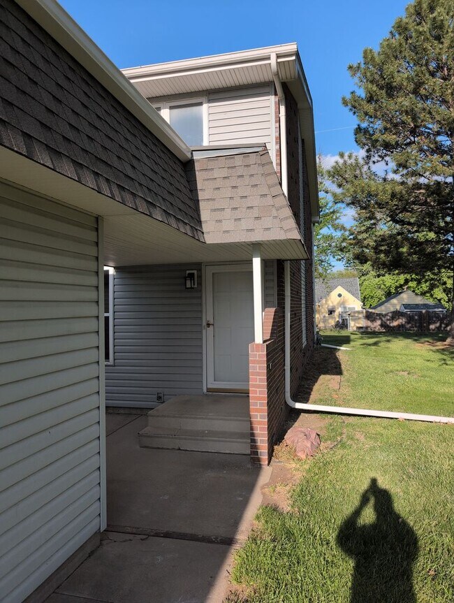 Foto del edificio - Fully Updated 3 Bedroom 3 Bath Townhouse with 2 Stall Attatched Garage