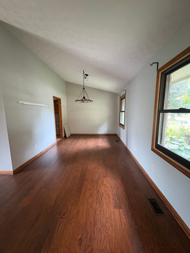 Building Photo - Beautiful Tri-level Home in Centerville