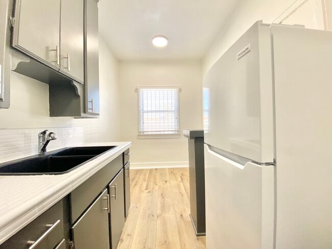 Building Photo - 456 S Catalina St