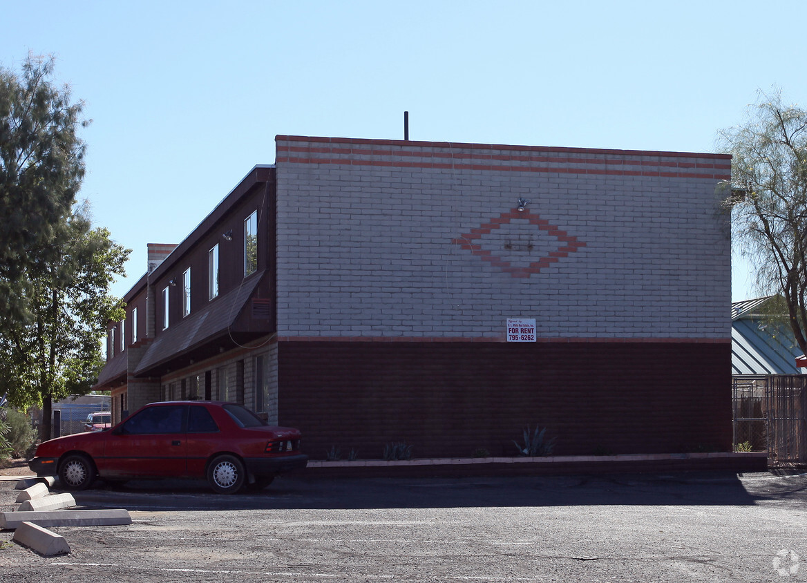 Primary Photo - 2540 N Balboa Ave