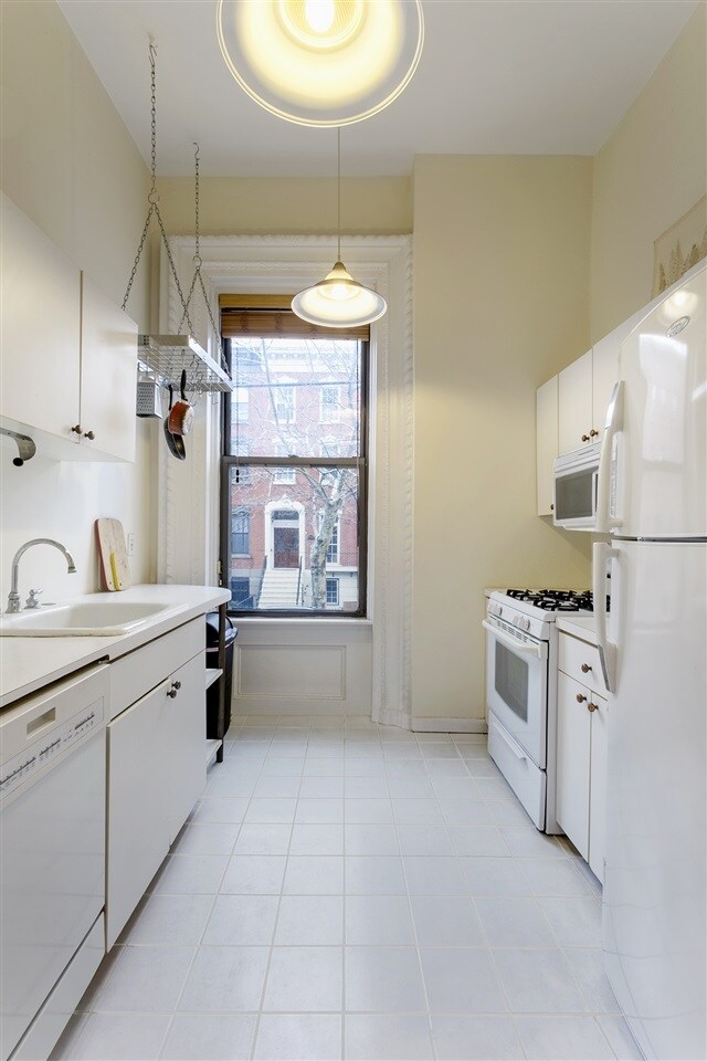Building Photo - 123 Grand St