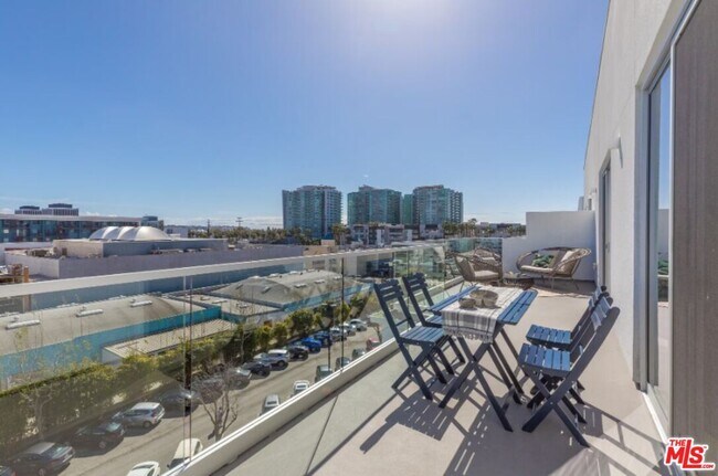 Foto del edificio - 4210 Del Rey Ave