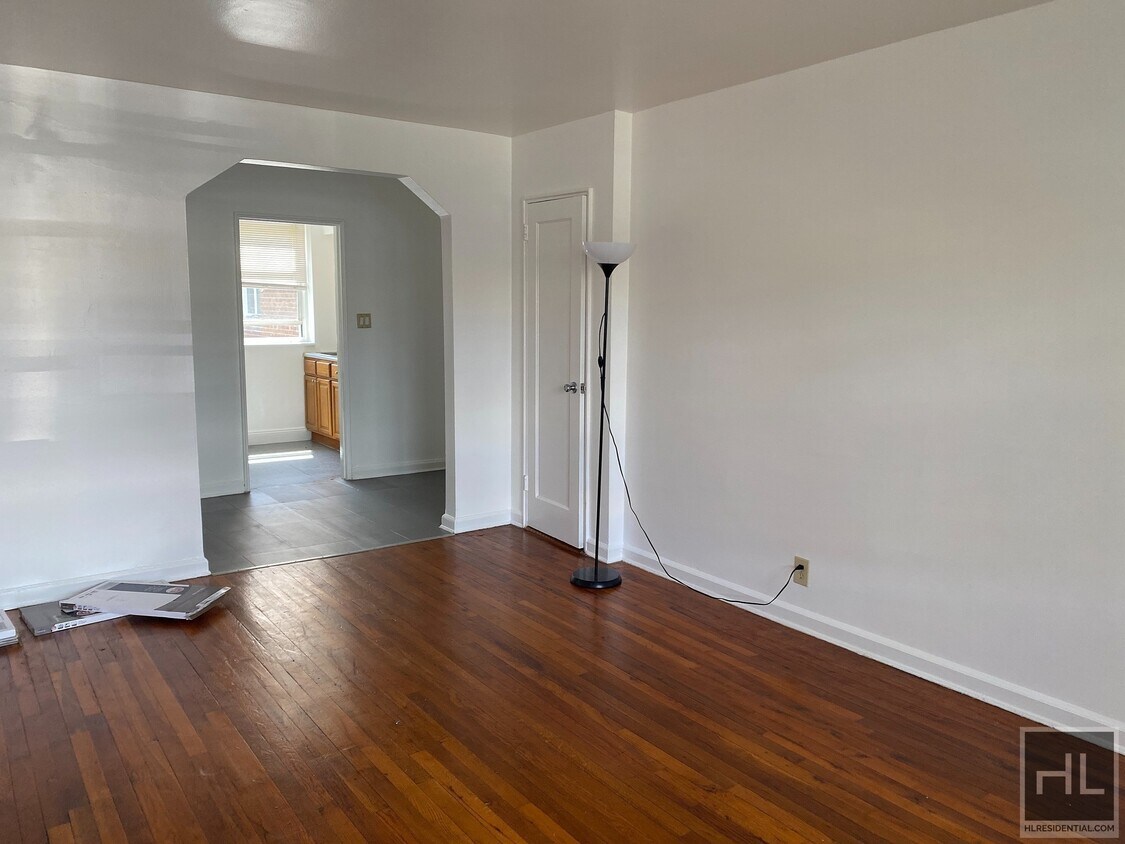 Primary Photo - Spacious One Bedroom in Auburndale/Bayside