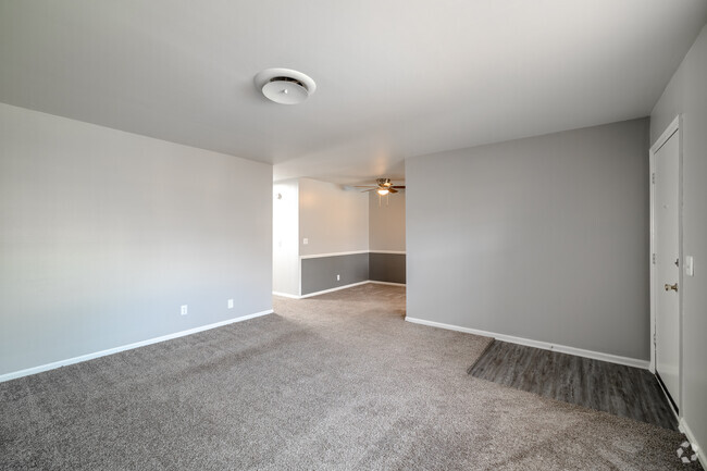 2BR, 2BA - 935SF - Family Room - Stratford East Apartments