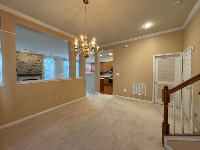 Foto del edificio - Stunning 4 Bed 3.5 Bath Brick Townhome In ...