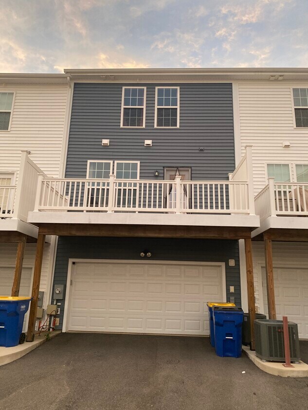 Foto del edificio - 15213 Dunton Ave