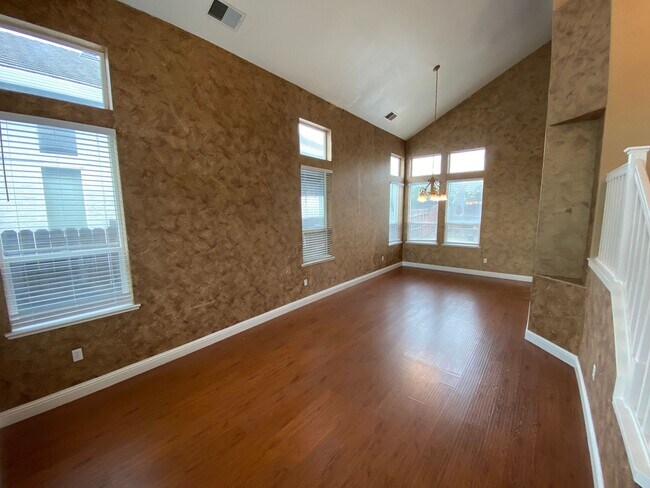 Foto del edificio - $500 move-in bonus on thisLarge Exquisite ...