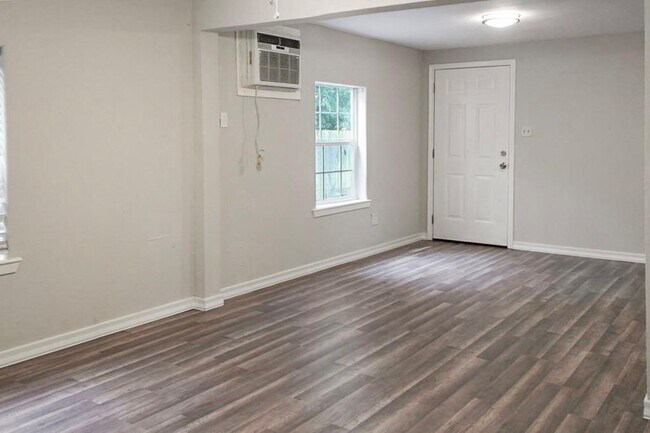 Building Photo - 235 E Crosstimbers St