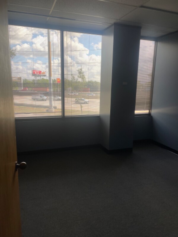 Primary Photo - 550 Greens Pkwy