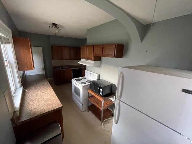 Kitchen (Not Pictured: Brand new fridge, Brand new range/hood) - 124 N 38th St