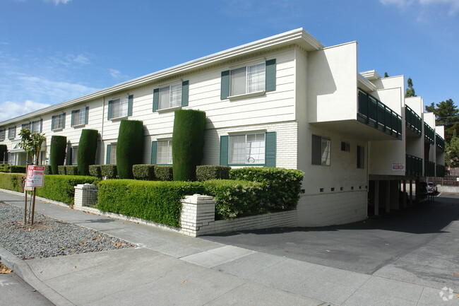 Building Photo - Colonial House South