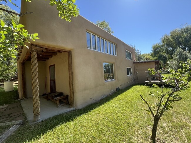 Building Photo - 507 Upper Ranchitos Rd